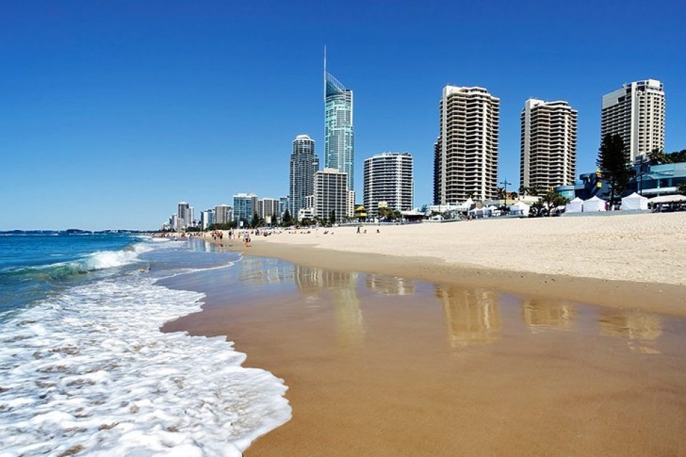 australia-queensland-gold-coast-surfers-paradise-beach
